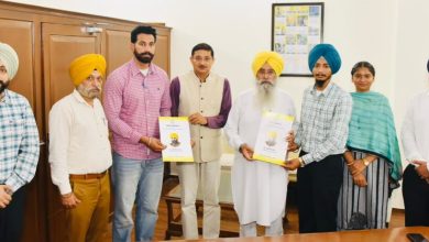 गुरमीत सिंह खुड्डियां मत्स्य विभाग के नवनियुक्त कर्मचारियों को नियुक्ति पत्र सौंपते हुए