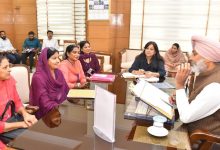 पंजाब के वित्त मंत्री हरपाल चीमा स्वास्थ्य कर्मचारी यूनियनों की मांगों पर बैठक करते हुए।