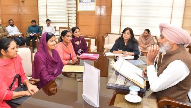 पंजाब के कर्मचारियों की मांगों पर हरपाल चीमा सख्त, ASHA वर्कर्स को लेकर अधिकारियों को दिए निर्देश 2 पंजाब के वित्त मंत्री हरपाल चीमा स्वास्थ्य कर्मचारी यूनियनों की मांगों पर बैठक करते हुए।