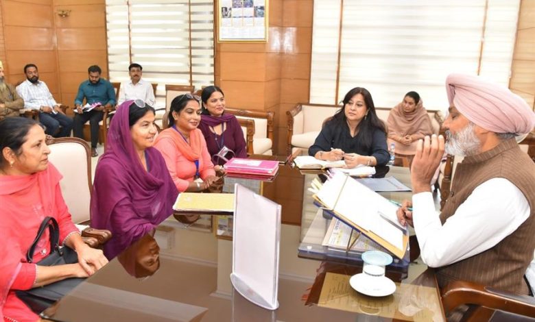 पंजाब के वित्त मंत्री हरपाल चीमा स्वास्थ्य कर्मचारी यूनियनों की मांगों पर बैठक करते हुए।
