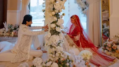 मिस्टर फैजू फैसल शेख सफेद शेरवानी में और उनकी दुल्हन लाल जोड़े में निकाह की तस्वीर में