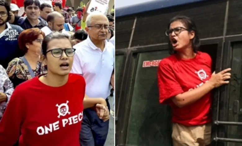 नेहा बोरा की लाल टी-शर्ट पर बने पाइरेट्स लोगो को लेकर उठा राजनीतिक विवाद