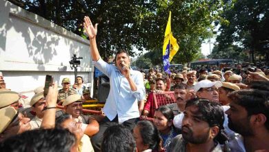 दिल्ली चुनाव आयोग कार्यालय के बाहर वोट चोरी के खिलाफ AAP प्रदर्शन