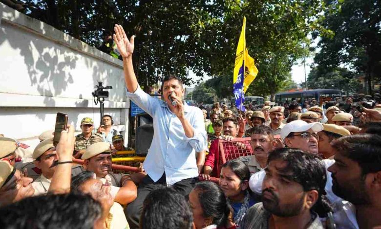 दिल्ली चुनाव आयोग कार्यालय के बाहर वोट चोरी के खिलाफ AAP प्रदर्शन