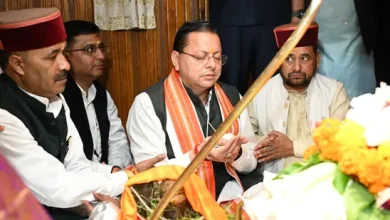 पीएम मोदी के 25 साल पूरे होने पर श्रीकाशी विश्वनाथ मंदिर में पूजा करते सीएम पुष्कर सिंह धामी