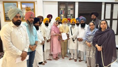 बंगला साहिब जूता विवाद को लेकर श्री अकाल तख्त साहिब के जत्थेदार को ज्ञापन सौंपते AAP नेता डॉ. इंदरबीर सिंह निज्जर और पार्टी प्रतिनिधिमंडल।