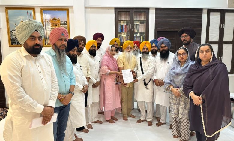 बंगला साहिब जूता विवाद को लेकर श्री अकाल तख्त साहिब के जत्थेदार को ज्ञापन सौंपते AAP नेता डॉ. इंदरबीर सिंह निज्जर और पार्टी प्रतिनिधिमंडल।