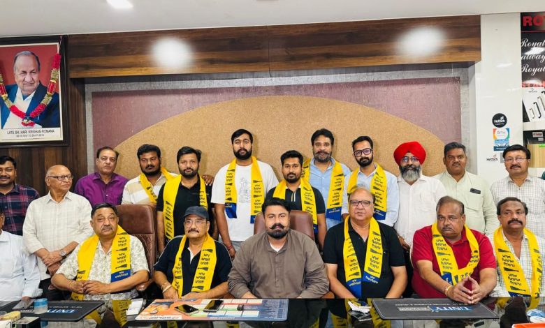 जैतो हलके में रोमाना परिवार को आम आदमी पार्टी में शामिल करवाते विधायक अमोलक सिंह