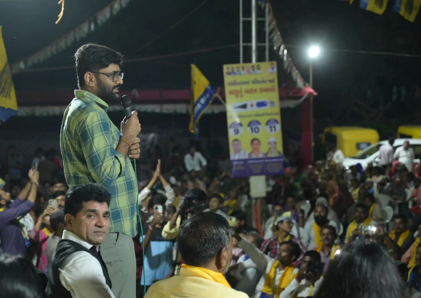 गुजरात में सूखे को लेकर AAP का जन संवाद, इसुदान गढ़वी ने उठाई किसानों की मांग 2 aap connector 99dd3673b31c