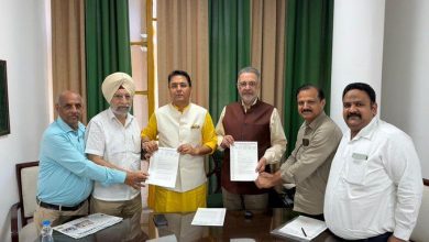 डॉ. बलबीर सिंह और अमन अरोड़ा ने फोकल पॉइंट पटियाला एसोसिएशन के प्रतिनिधियों से की मुलाकात, समस्याओं के समाधान का दिया भरोसा 2 डॉ. बलबीर सिंह और अमन अरोड़ा की फोकल पॉइंट पटियाला एसोसिएशन के प्रतिनिधियों से मुलाकात