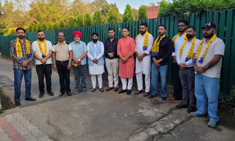 अमन अरोड़ा के साथ आम आदमी पार्टी में शामिल हुए विशाल रेरू, पंडित पवन भनोट और साहिब सहोता।