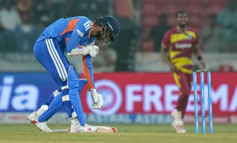 IND vs WI T20I मैच के दौरान चोटिल हुए भारतीय तेज गेंदबाज अर्शदीप सिंह।