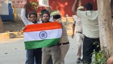 जंतर-मंतर पर प्रदर्शन के दौरान सीजेपी नेता आशुतोष रांका और अन्य कार्यकर्ताओं को हिरासत में लेती दिल्ली पुलिस