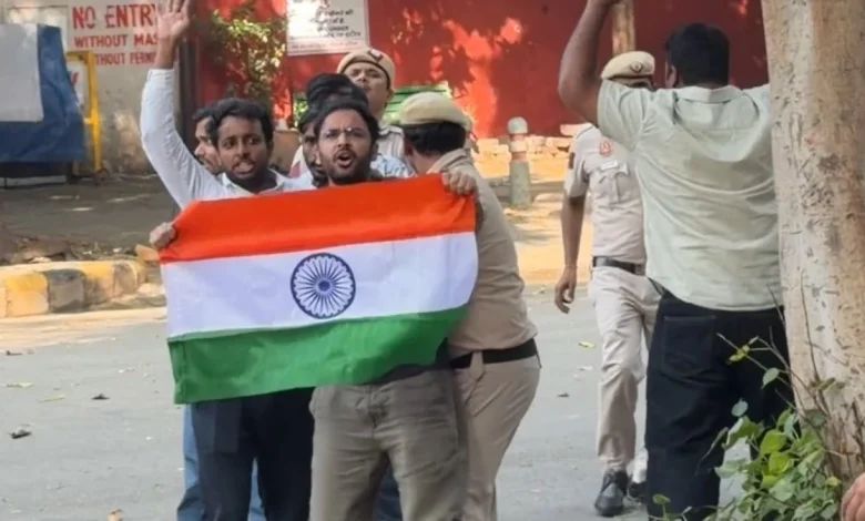 जंतर-मंतर पर प्रदर्शन के दौरान सीजेपी नेता आशुतोष रांका और अन्य कार्यकर्ताओं को हिरासत में लेती दिल्ली पुलिस