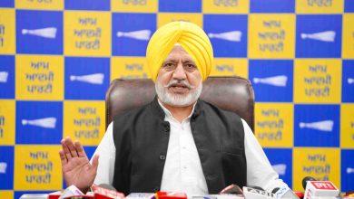 श्री बंगला साहिब विवाद पर बादल परिवार की आलोचना करते AAP पंजाब के महासचिव बलतेज पन्नू।