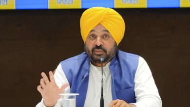 मोहाली एयरपोर्ट पर हॉकी एशियन चैंपियंस ट्रॉफी के लिए पहुंची जापान की हॉकी टीम का ढोल और भांगड़े के साथ स्वागत।