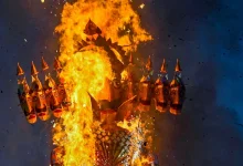 दशहरा 2026: दशहरा पर शस्त्र पूजा क्यों की जाती है? जानें महत्व और शुभ मुहूर्त 15 दशहरा 2026 पर शस्त्र पूजा करते श्रद्धालु