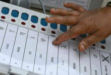 राजस्थान पंचायत चुनाव 2026 में जोधपुर के बालेसर में आरक्षण के विरोध में मतदान का बहिष्कार करते ग्रामीण।