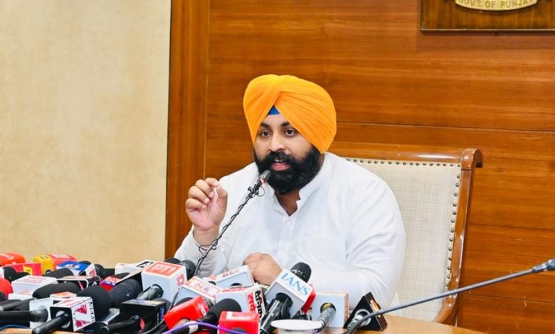 Image Alt Text: पंजाब में मेरी दुकान, मेरे नाम योजना की घोषणा करते स्थानीय निकाय मंत्री हरजोत सिंह बैंस।