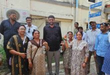 जूनागढ़ में बिजली संकट पर AAP विधायक गोपाल इटालिया का प्रदर्शन, अधिकारियों को दी लालटेन 2 जूनागढ़ बिजली संकट पर AAP विधायक गोपाल इटालिया का लालटेन देकर विरोध प्रदर्शन