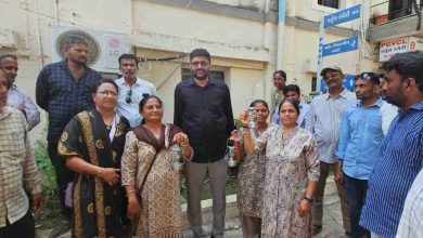 जूनागढ़ बिजली संकट पर AAP विधायक गोपाल इटालिया का लालटेन देकर विरोध प्रदर्शन