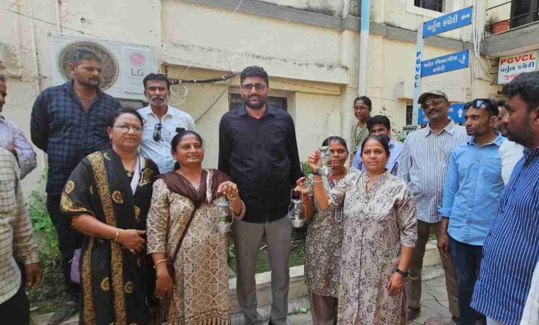 जूनागढ़ बिजली संकट पर AAP विधायक गोपाल इटालिया का लालटेन देकर विरोध प्रदर्शन