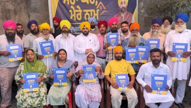 हरभजन सिंह ईटीओ गांव गिल में मेरा घर-मेरी शान योजना के तहत परिवारों को मालिकाना हक के प्रमाणपत्र वितरित करते हुए।