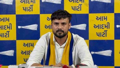 डॉ. करन बारोट भाजपा-कांग्रेस पर आरोप लगाते हुए