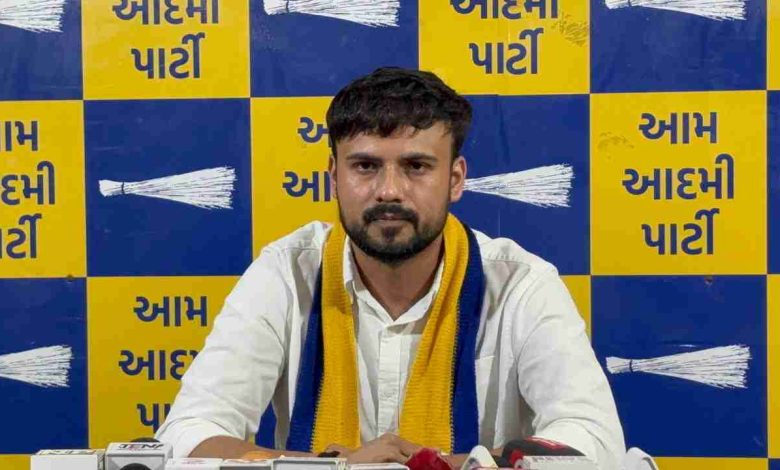 डॉ. करन बारोट भाजपा-कांग्रेस पर आरोप लगाते हुए