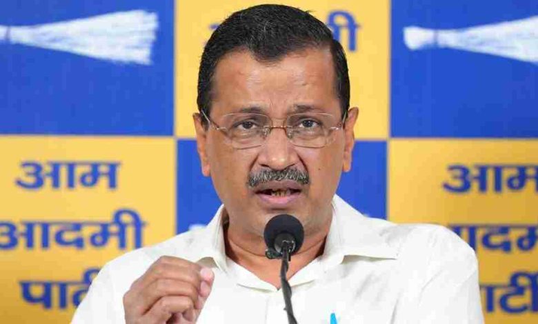 तिरंगा विवाद में सौरव दास और आशुतोष रांका की हिरासत पर सवाल उठाते अरविंद केजरीवाल।