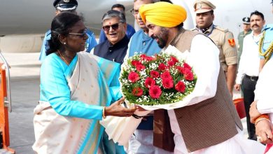 चंडीगढ़ एयरपोर्ट पर राष्ट्रपति द्रौपदी मुर्मू का स्वागत करते मुख्यमंत्री भगवंत सिंह मान