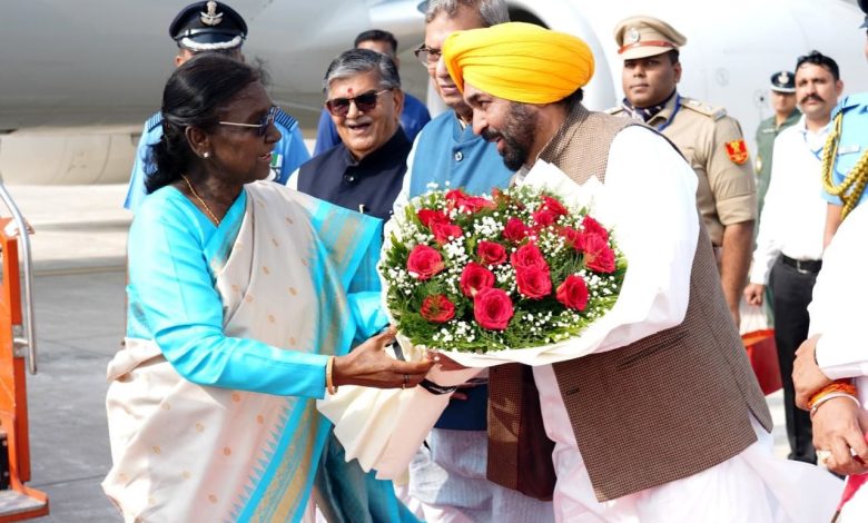 चंडीगढ़ एयरपोर्ट पर राष्ट्रपति द्रौपदी मुर्मू का स्वागत करते मुख्यमंत्री भगवंत सिंह मान