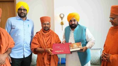 मुख्यमंत्री भगवंत सिंह मान और गोपाल इटालिया ने श्री नित्यस्वरूपदास स्वामीजी से आशीर्वाद प्राप्त किया।