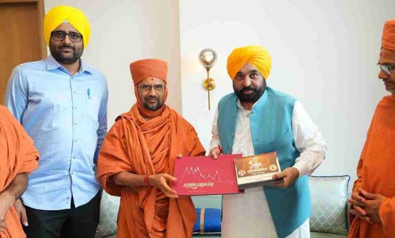 मुख्यमंत्री भगवंत सिंह मान और गोपाल इटालिया ने श्री नित्यस्वरूपदास स्वामीजी से आशीर्वाद प्राप्त किया।
