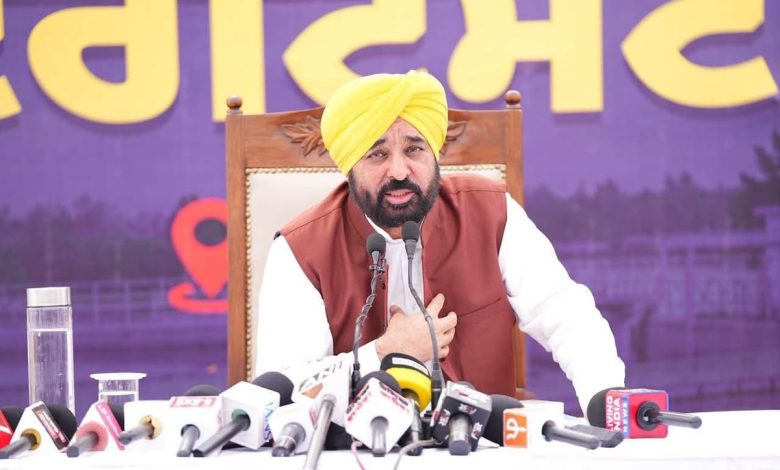 CBI छापेमारी को लेकर पत्रकारों से बात करते पंजाब मुख्यमंत्री भगवंत मान