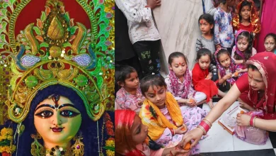 Kanya Pujan 2026: 19 या 20 अक्टूबर को करें कन्या पूजन? जानें अष्टमी-नवमी की सही तारीख और पूजा विधि 3 Kanya Pujan 2026 में मां दुर्गा के स्वरूप में कन्याओं की पूजा करते श्रद्धालु