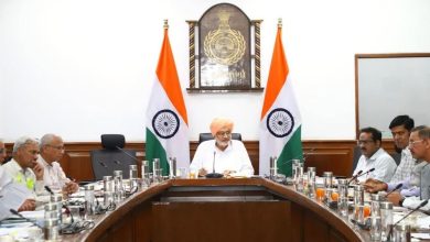 हरियाणा के पशुपालन एवं डेयरी मंत्री श्याम सिंह राणा चंडीगढ़ में अधिकारियों के साथ बैठक करते हुए।