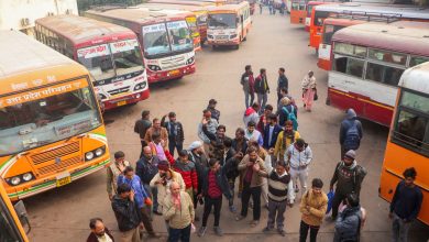 लखनऊ के अवध बस स्टेशन कमता पर रोडवेज कर्मचारियों का प्रदर्शन