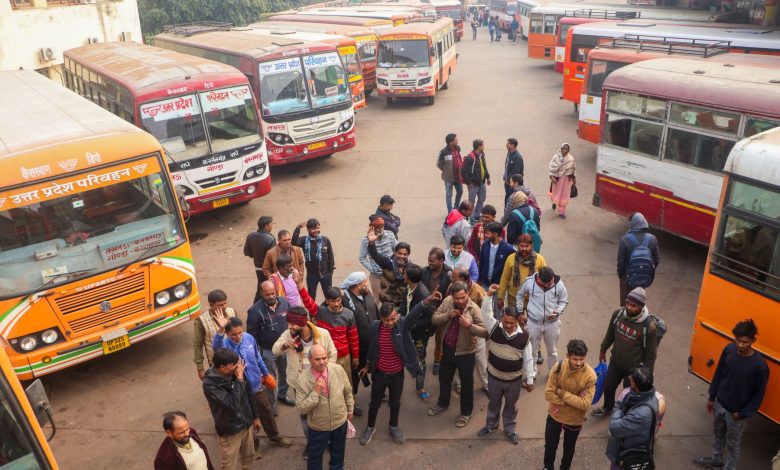 लखनऊ के अवध बस स्टेशन कमता पर रोडवेज कर्मचारियों का प्रदर्शन