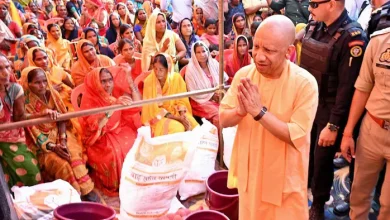 आपदा प्रभावित किसानों को 493 करोड़ रुपये की राहत राशि हस्तांतरित करते उत्तर प्रदेश के मुख्यमंत्री योगी आदित्यनाथ।