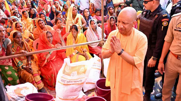 आपदा प्रभावित किसानों को 493 करोड़ रुपये की राहत राशि हस्तांतरित करते उत्तर प्रदेश के मुख्यमंत्री योगी आदित्यनाथ।