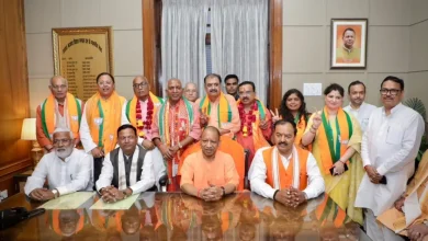 योगी आदित्यनाथ की मौजूदगी में बीजेपी के राज्यसभा उम्मीदवार नामांकन दाखिल करते हुए