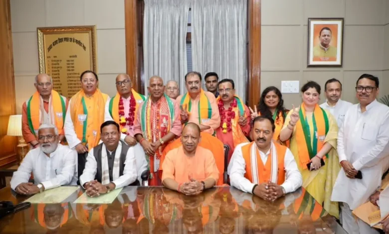 योगी आदित्यनाथ की मौजूदगी में बीजेपी के राज्यसभा उम्मीदवार नामांकन दाखिल करते हुए