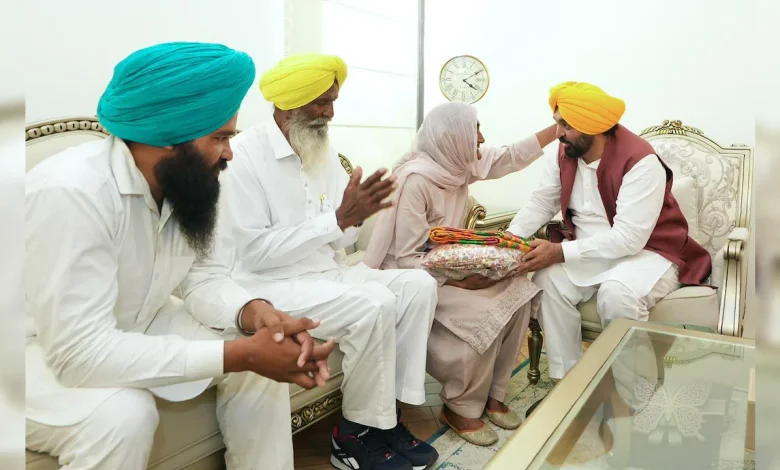 भगवंत मान मावां-धियां सत्कार योजना की लाभार्थी गुरमेल कौर से मिले